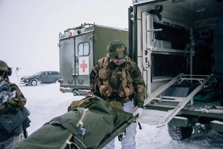 Norsk sanitetssoldat - militærøvelsen Nordic Response Norsk sanitetssoldat øver på å frakte skadd medsoldat på båre