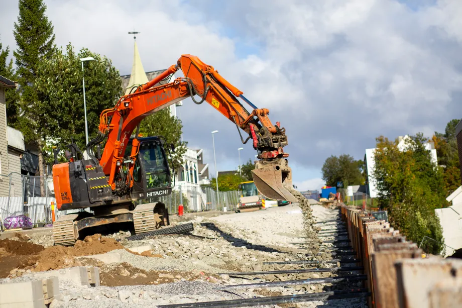 Gravemaskin i arbeid i Petersborggata.