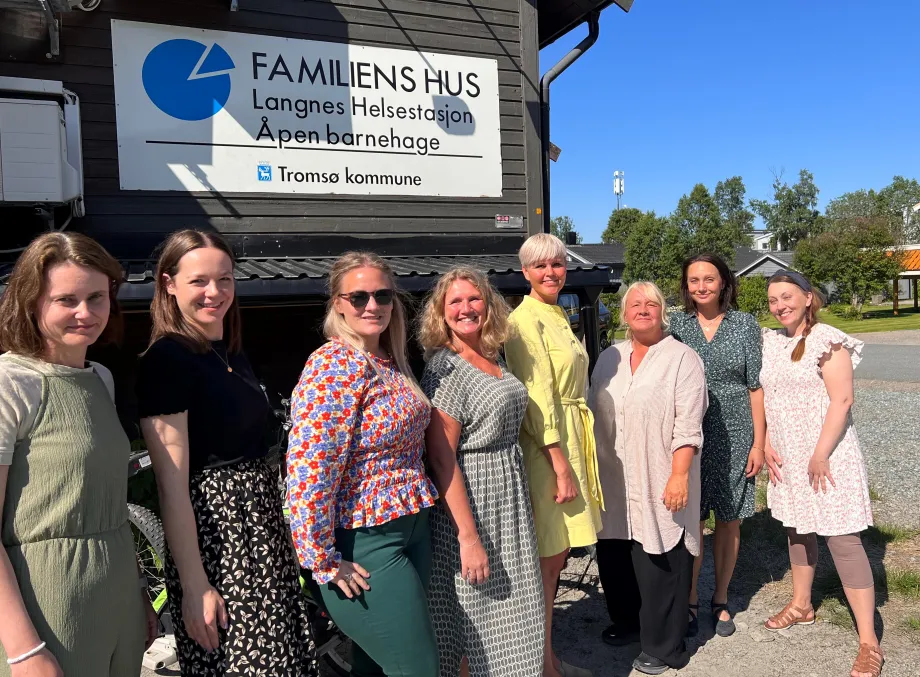 Et gruppebilde som viser veilederne i Pip-klubben avfotografert foran Familiens hus.