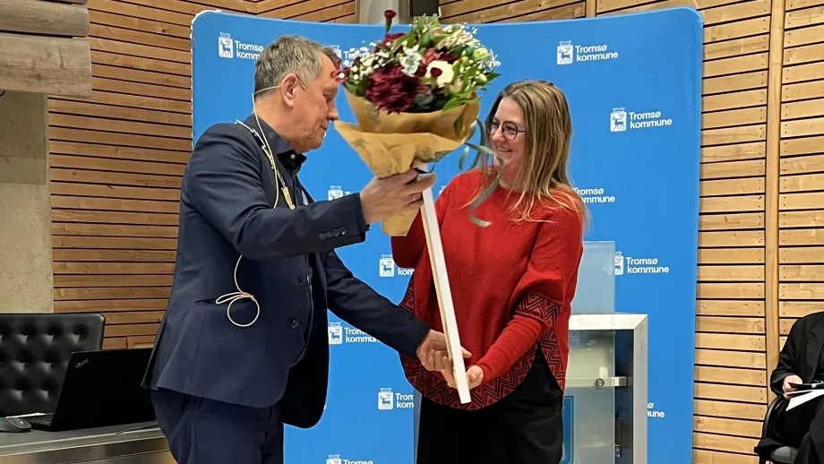 Lene Sivertsen f&aring;r overrakt blomster og kunst av ordf&oslash;rer Gunnar Wilhelmsen.