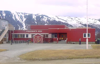Straumsbukta skole Straumsbukta skole vår