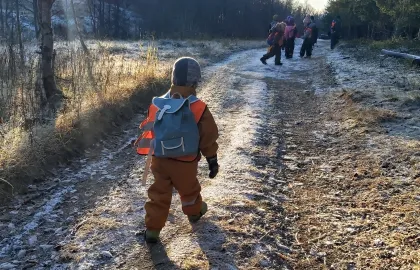 Norrøna barnehage på tur en sen høstdag i skogen