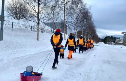 Voksne og barn i Sommereng barnehage på vintertur