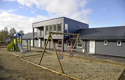 Lekeområdet med husker, sandkasser og klatrehus i Steinberget barnehage