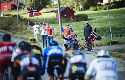 Arctic Race sykkelfest Folk som heier på passerende syklister.