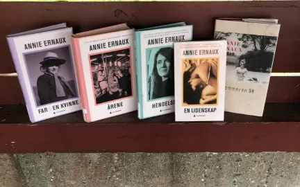 Fem av Annie Ernauxs bøker oversatt til norsk Fem bøker stilt opp mot en vegg. Foto.