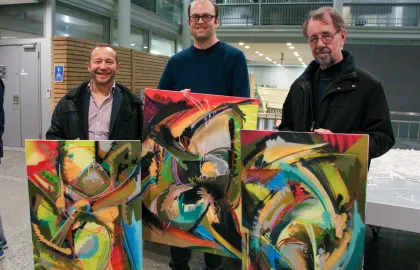 Bernt Bjørn i RadArt, skiltmaler Kristian Gundersen og Leif Arneberg var tre av prisvinnerne i 2020 Prisvinnerne Bernt Bjørn i RadArt, skiltmaler Kristian Gundersen og Leif Arneberg poserer for fotografen med hvert sitt maleri som de fikk under prisutdelingen.