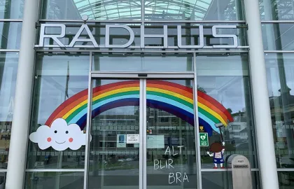 Inngangsd&oslash;ra p&aring; r&aring;dhuset i Troms&oslash;, med regnbue malt p&aring; d&oslash;ra.