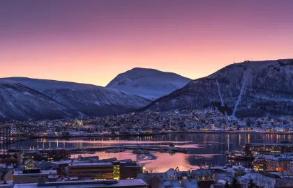 Fra Tromsø sentrum mot Tromsdalstinden og Tromsdalen og Ishavskatedralen Fotografert fra Tromsø sentrum mot Tromsdalstinden og Tromsdalen og Ishavskatedralen. Kveldshimmel.