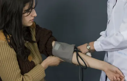 Fastlegeillustrasjon Dame som får sjekket blodtrykket hos lege