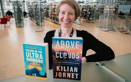 Bibliotekar Silje omtaler bøker om løping Bibliotekar Silje omtaler bøker om løping