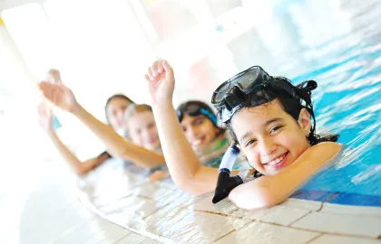 Barn i svømmeasseng. Barn i svømmeasseng.