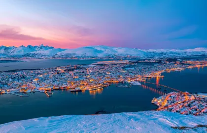 Panoramabilde av et snøkledt Tromsøya tatt fra fjellheisen i Tromsdalen. Panoramabilde av et snøkledt Tromsøya tatt fra fjellheisen i Tromsdalen.