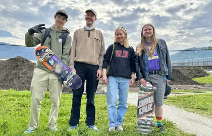 Sketegjeng To jenter og to gutter med skatebrett