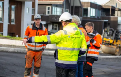 Arbeidere legger asfalt i Røstbakken.