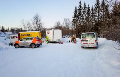 Flere biler og utstyr er parkert nært kum hvor arbeid skal utføres Flere biler og utstyr er parkert nært kum hvor arbeid skal utføres.