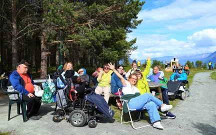 Folk på tilrettelagt tur med Ishavskystens friluftsråd