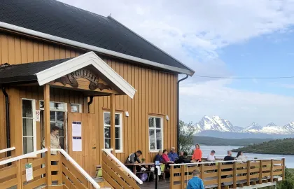 Bryggeloftet på Hella Bilde som viser bygningen Bryggeloftet på Hella med fjell og hav i bakgrunnen