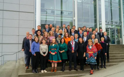 Tromsøs kommunestyrerepresentanter for perioden 2023–2027 står oppstilt på rådhustrappen.