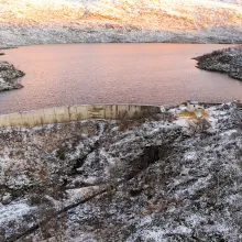 Viser dammen på Damvatnet i Simavika på Ringvassøya.