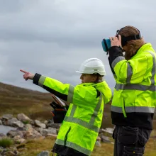 To arbeidere står ved drikkevannskilde.
